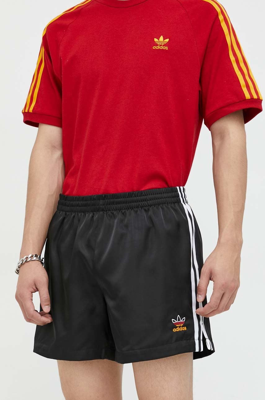 

Къс панталон adidas Originals в черно, Черен