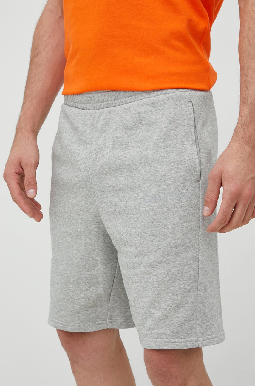 

Къс панталон за трениране Calvin Klein Performance Ck Essentials в сиво, Сив
