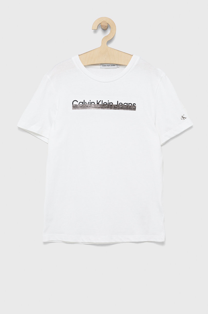 

Детска памучна тениска Calvin Klein Jeans в бяло с принт, Бял