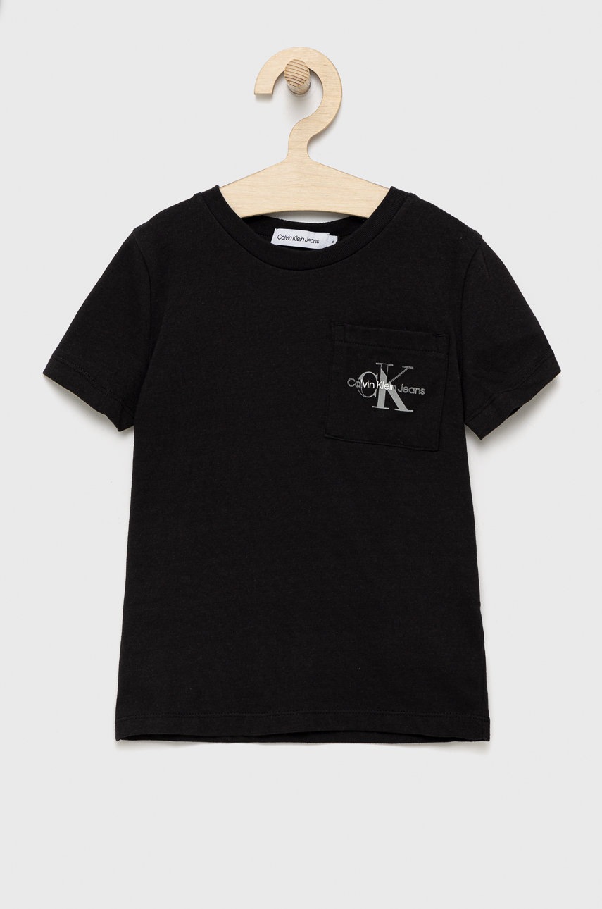 

Детска памучна тениска Calvin Klein Jeans в черно с принт, Черен