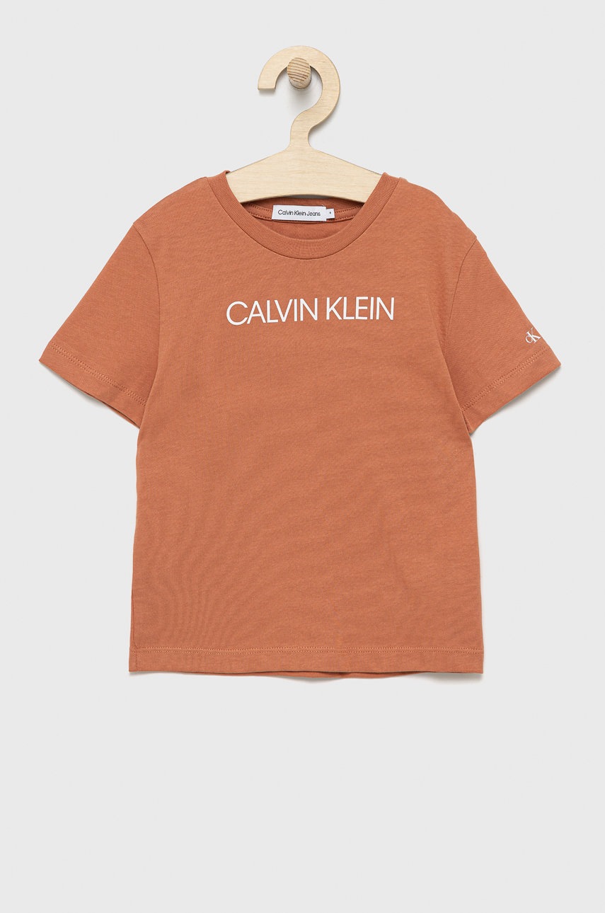 

Детска памучна тениска Calvin Klein Jeans в оранжево с принт, Оранжев