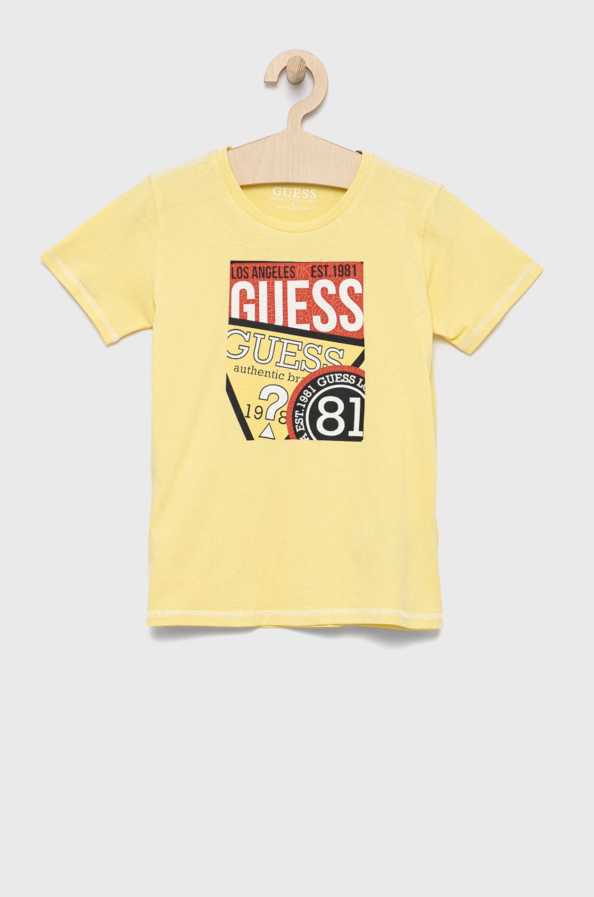

Детска памучна тениска Guess в жълто с принт, Жълт