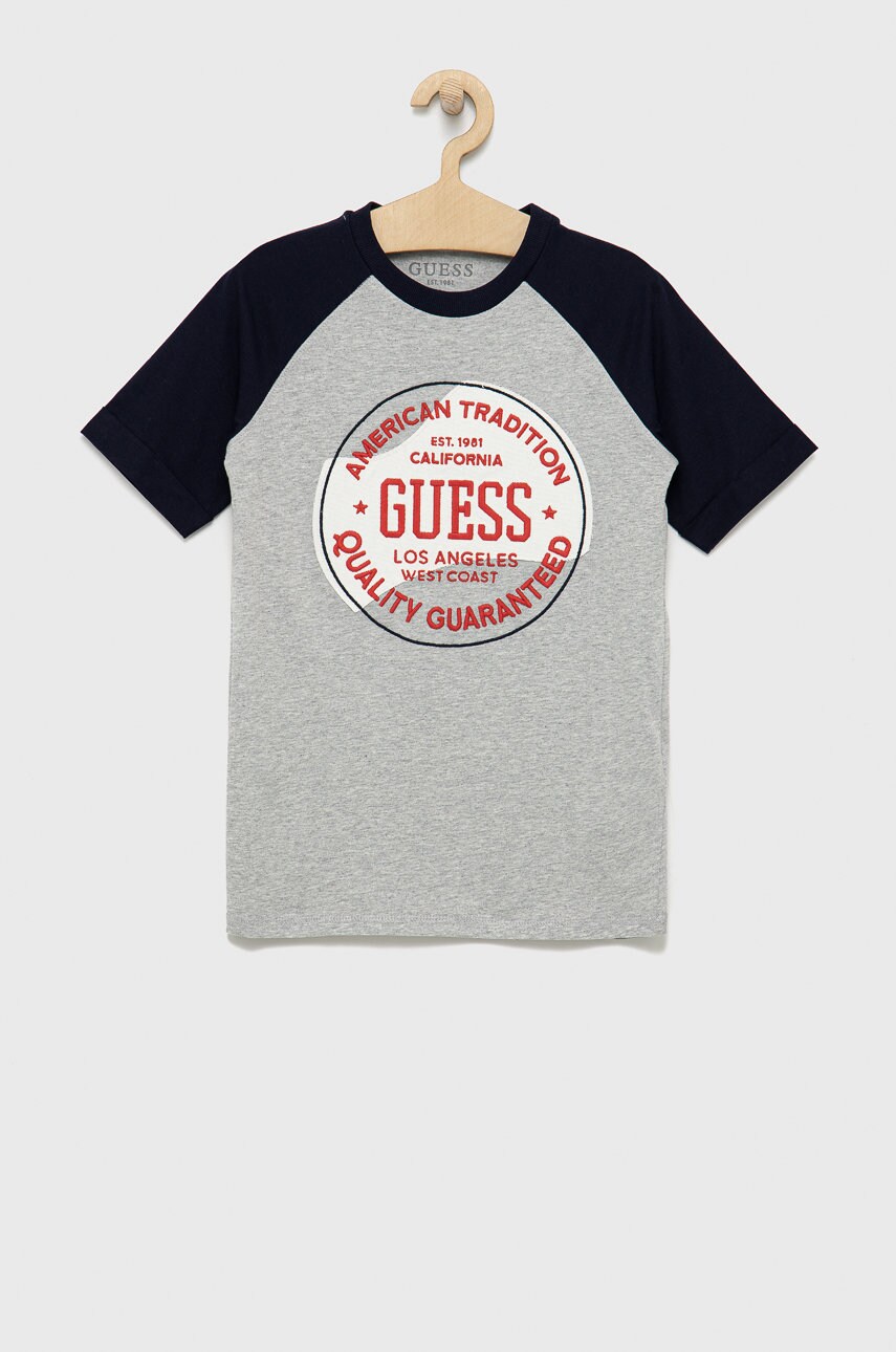 

Дитяча бавовняна футболка Guess колір сірий з аплікацією