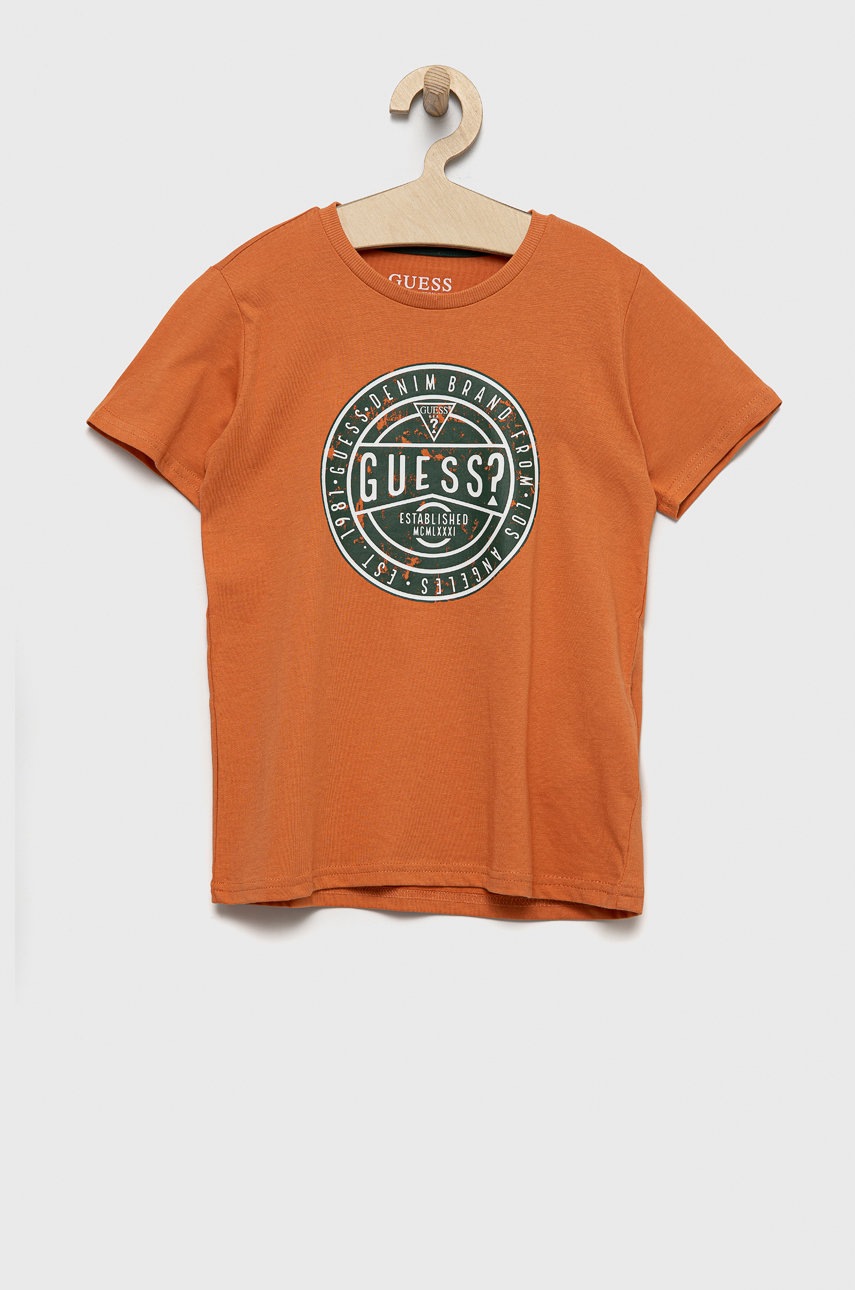 

Детска памучна тениска Guess в оранжево с принт, Оранжев