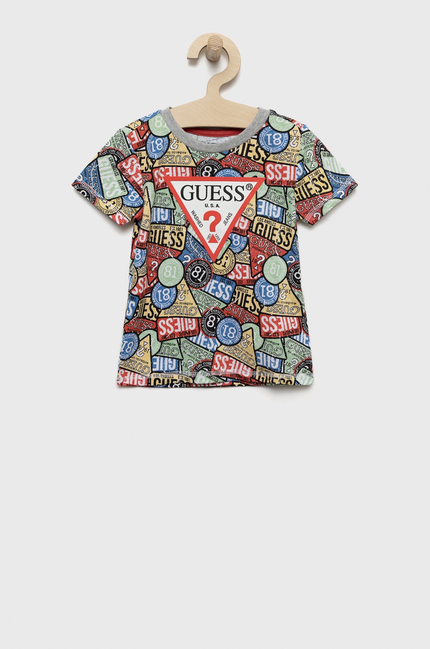 

Детска памучна тениска Guess в сиво с десен, Сив