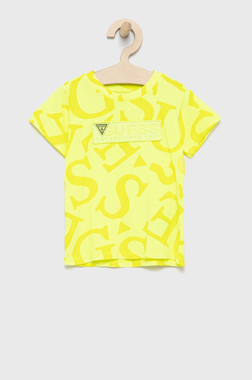 

Детска памучна тениска Guess в жълто с десен, Жълт