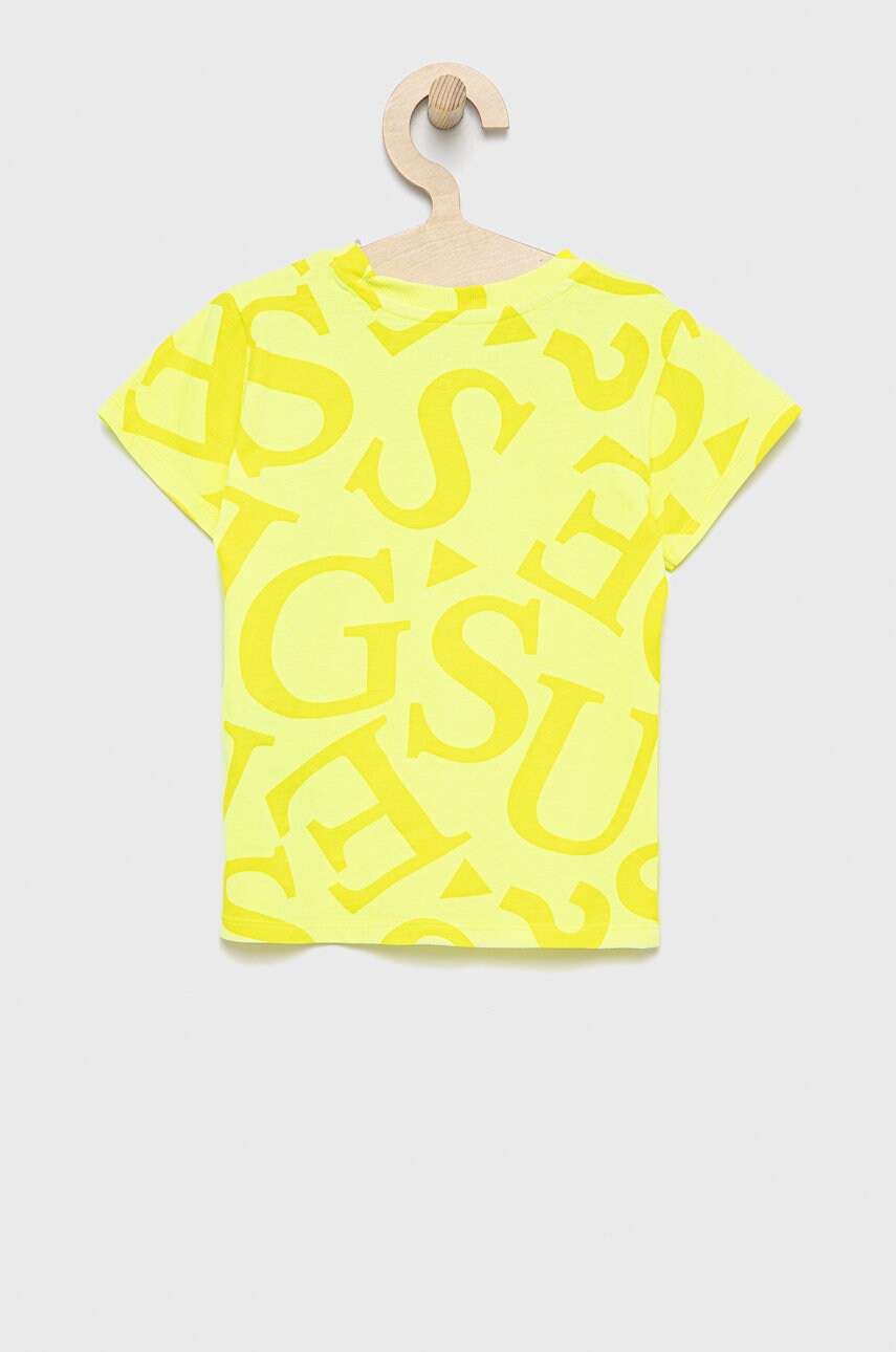 

Детская хлопковая футболка Guess цвет жёлтый узорный