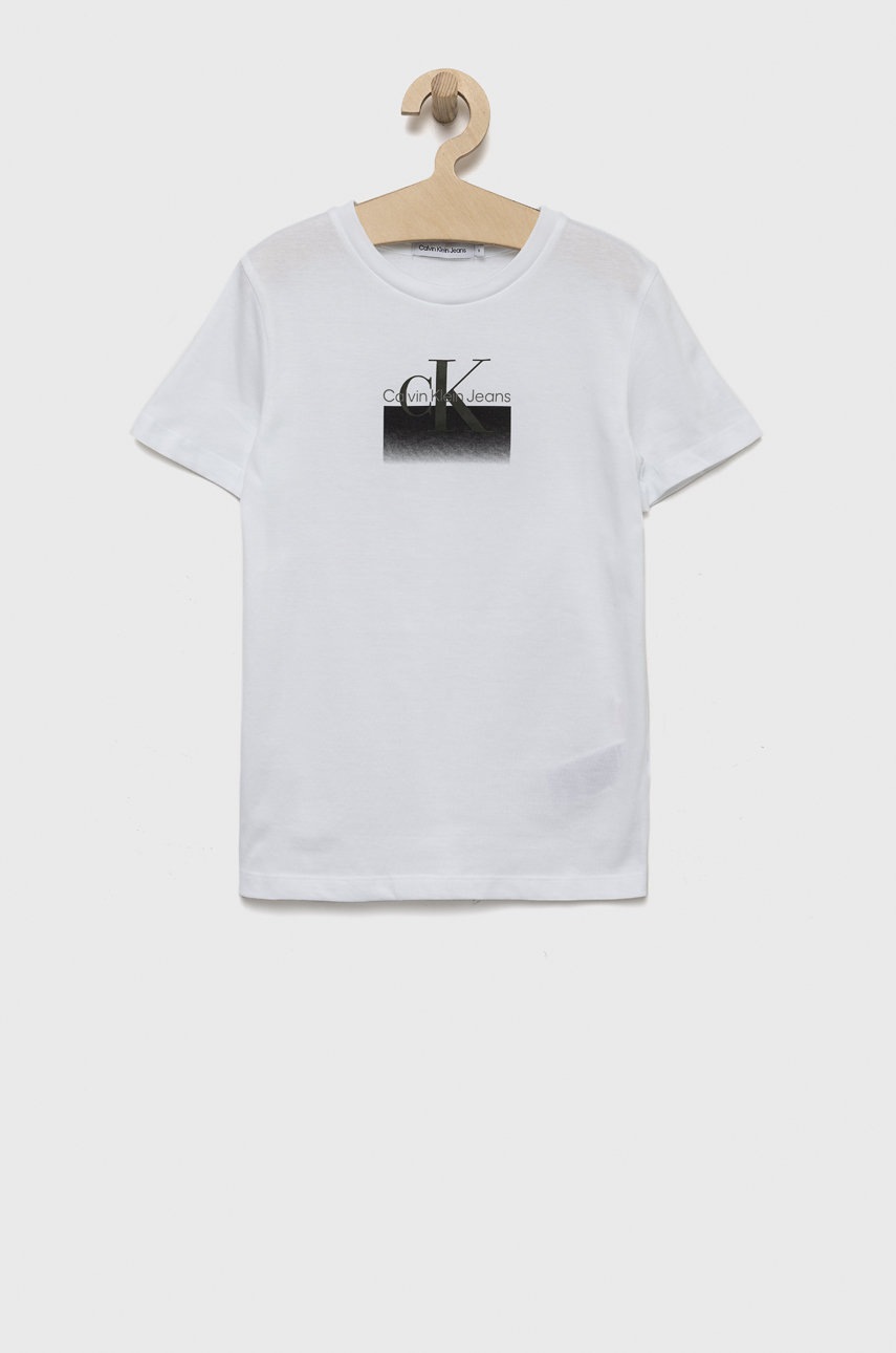 

Детска памучна тениска Calvin Klein Jeans в бяло с принт, Бял