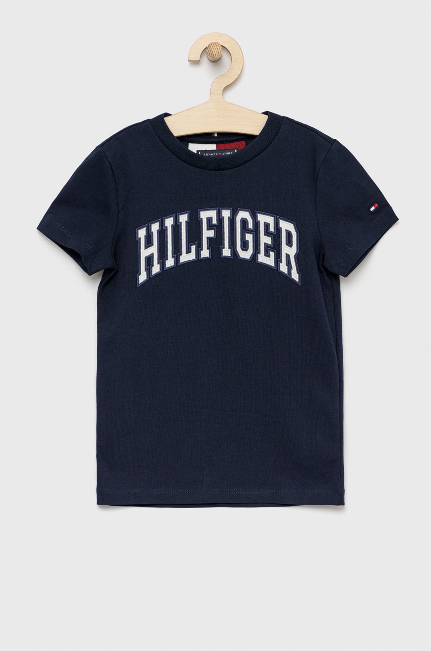 

Детска памучна тениска Tommy Hilfiger в тъмносиньо с апликация, Тъмносин