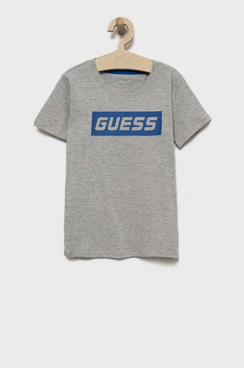 

Детская хлопковая футболка Guess цвет серый с аппликацией