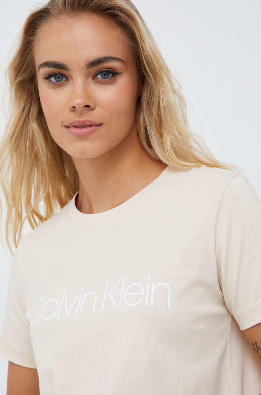 

Памучна тениска Calvin Klein в бежово, Бежов