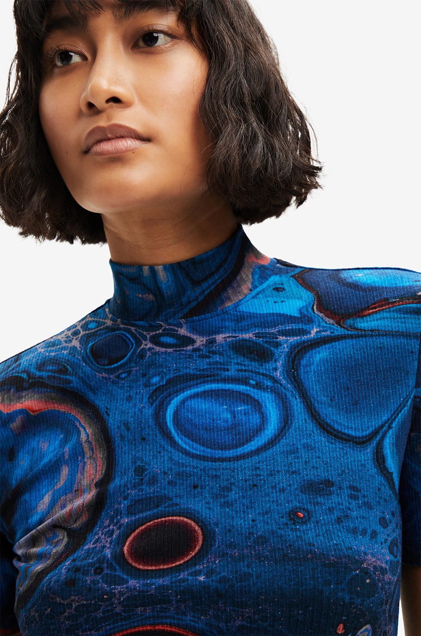 

Футболка Desigual женский цвет синий с гольфом