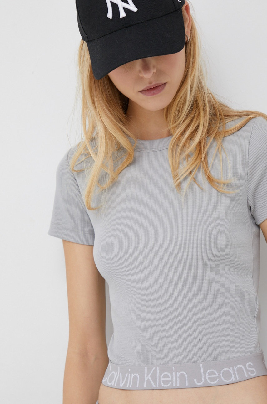 

Тениска Calvin Klein Jeans в сиво, Сив