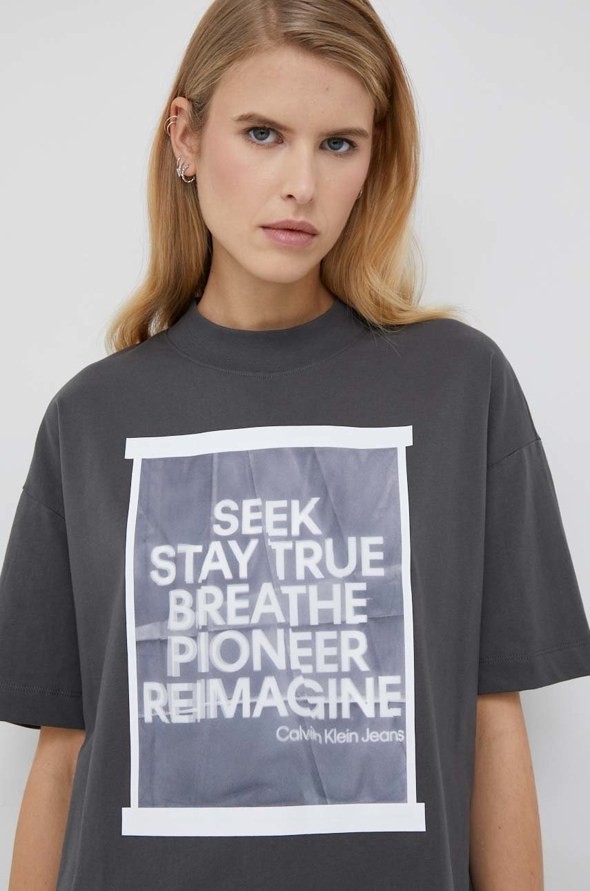 

Памучна тениска Calvin Klein Jeans в сиво, Сив