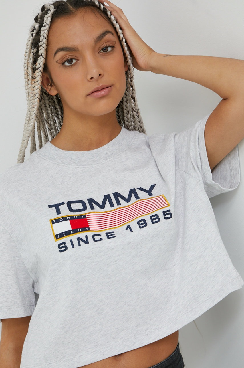 

Памучна тениска Tommy Jeans в сиво, Сив