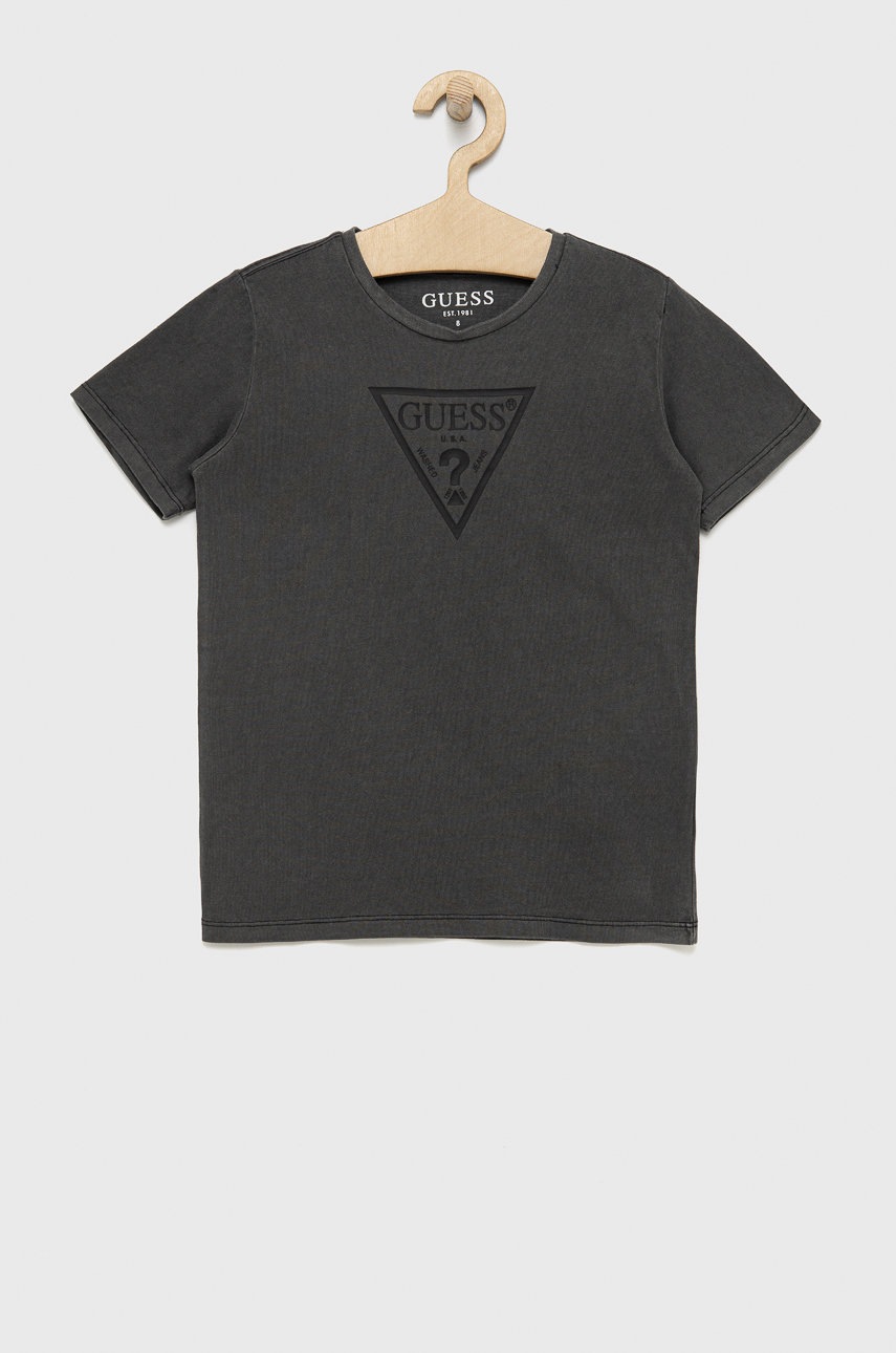 

Детска памучна тениска Guess в сиво с принт, Сив