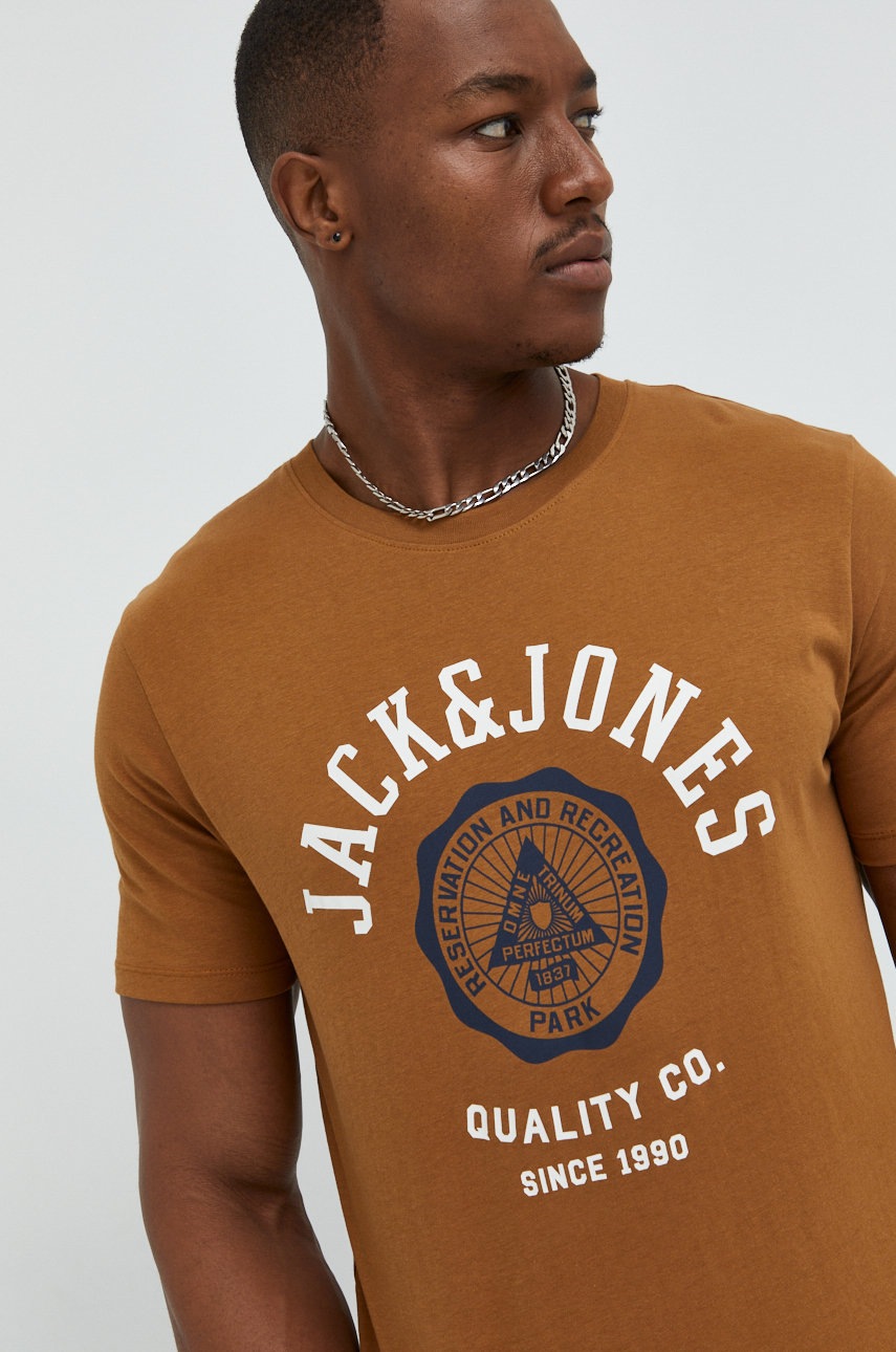 

Памучна тениска Jack & Jones в кафяво с принт, Кафяв