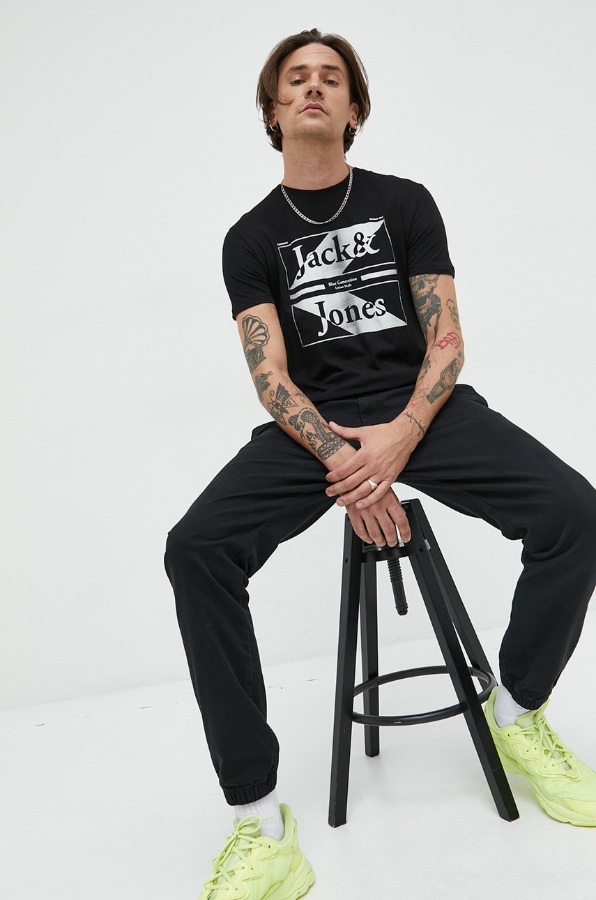 

Хлопковая футболка Jack & Jones цвет чёрный с принтом