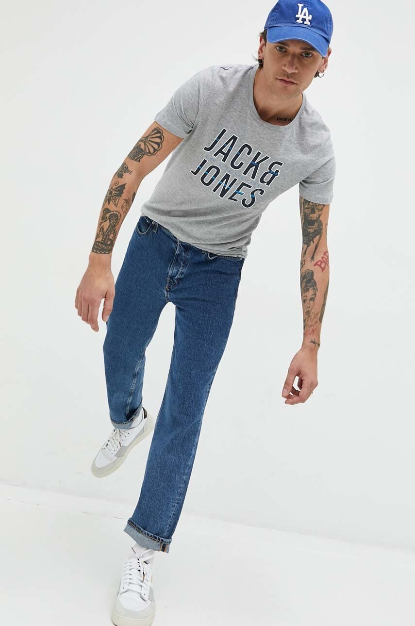 

футболка Jack & Jones мужской цвет серый с принтом