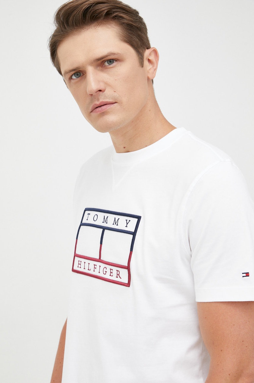 

Памучна тениска Tommy Hilfiger в бяло с апликация, Бял