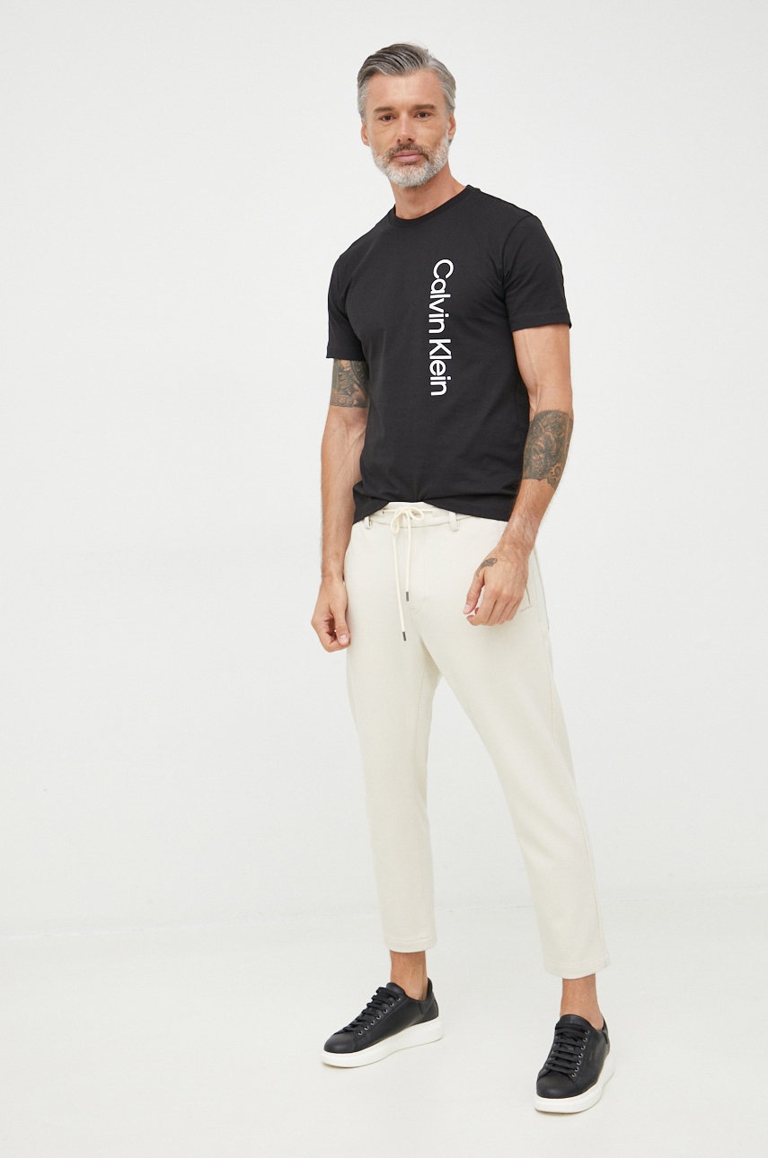 

Памучна тениска Calvin Klein в черно с принт, Черен