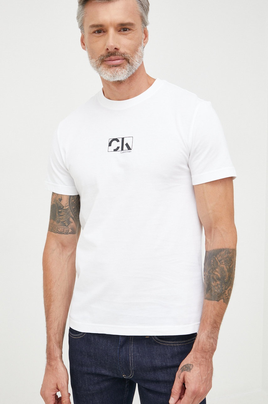

Памучна тениска Calvin Klein в бяло с принт, Бял