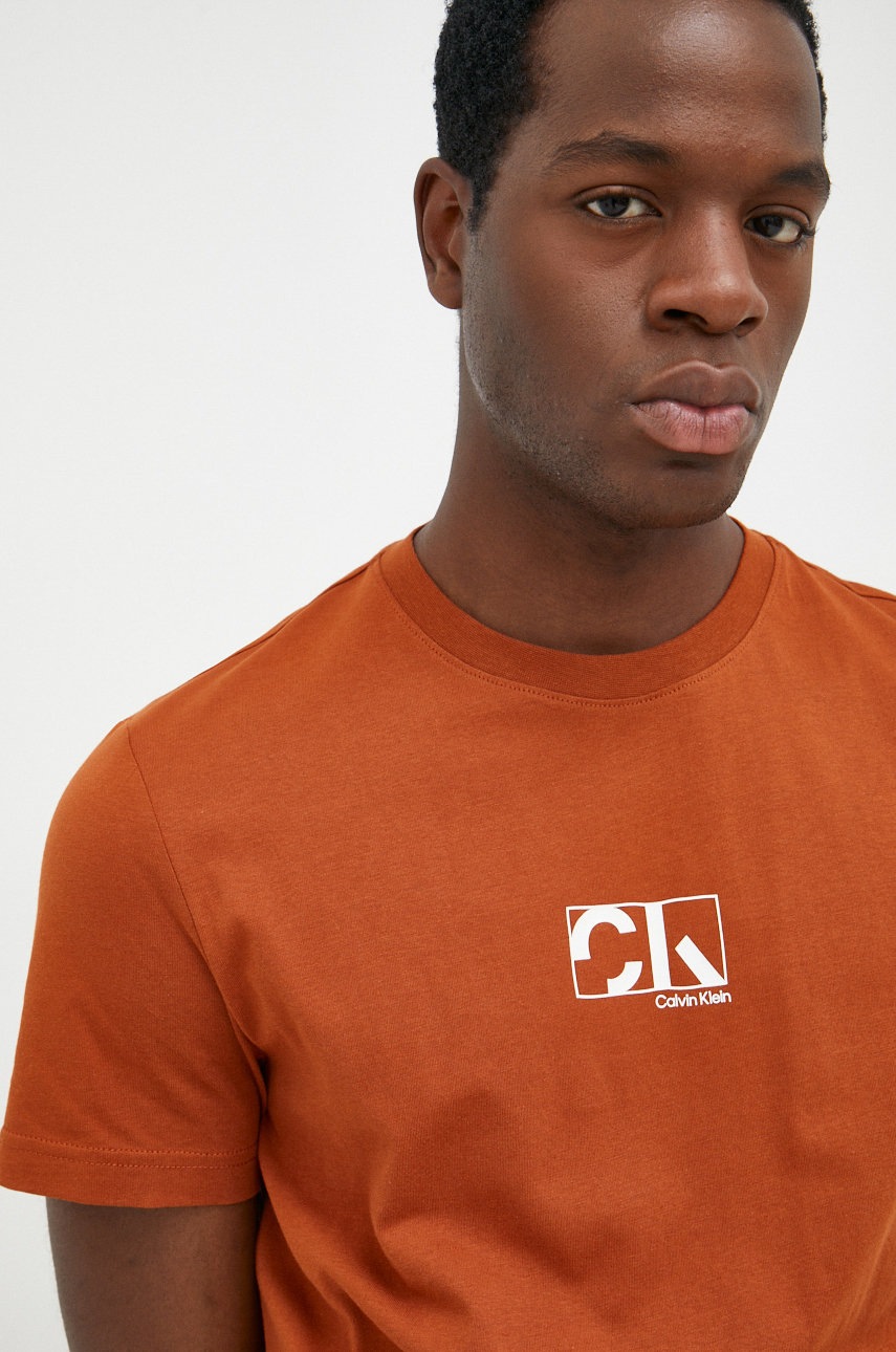 

Памучна тениска Calvin Klein в кафяво с принт, Кафяв