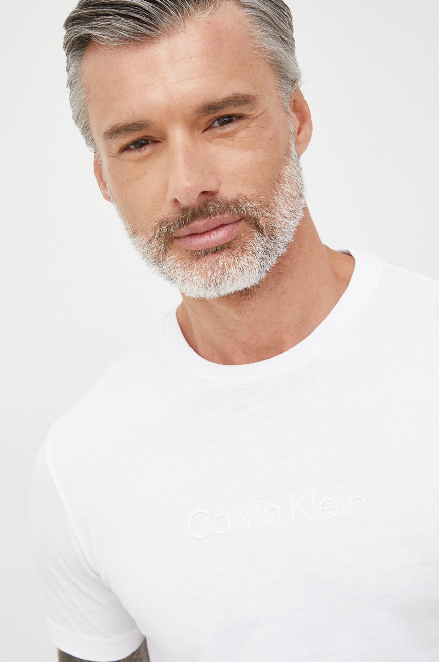 

Памучна тениска Calvin Klein в бяло с апликация, Бял