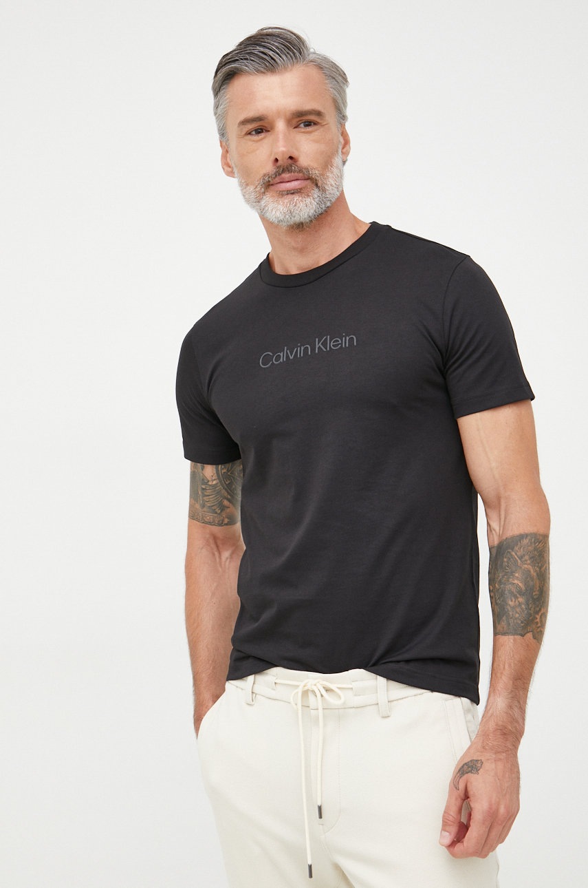 

Памучна тениска Calvin Klein в черно с апликация, Черен