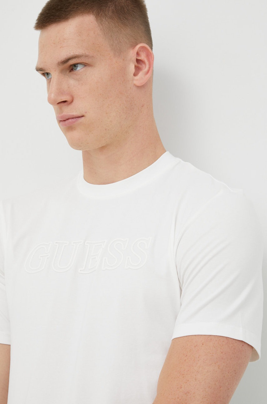 

Футболка Guess мужской цвет белый с аппликацией