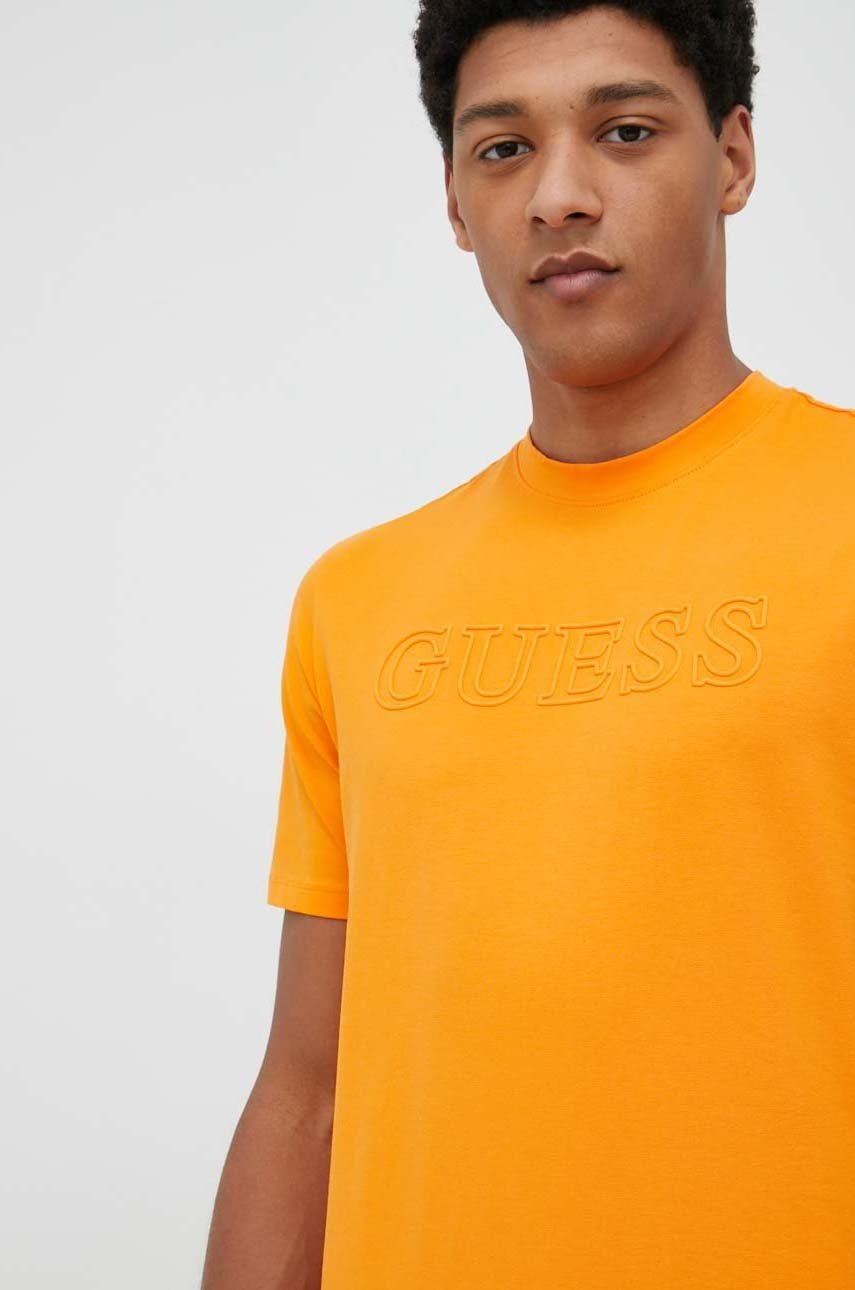 

Футболка Guess чоловіча колір помаранчевий з аплікацією