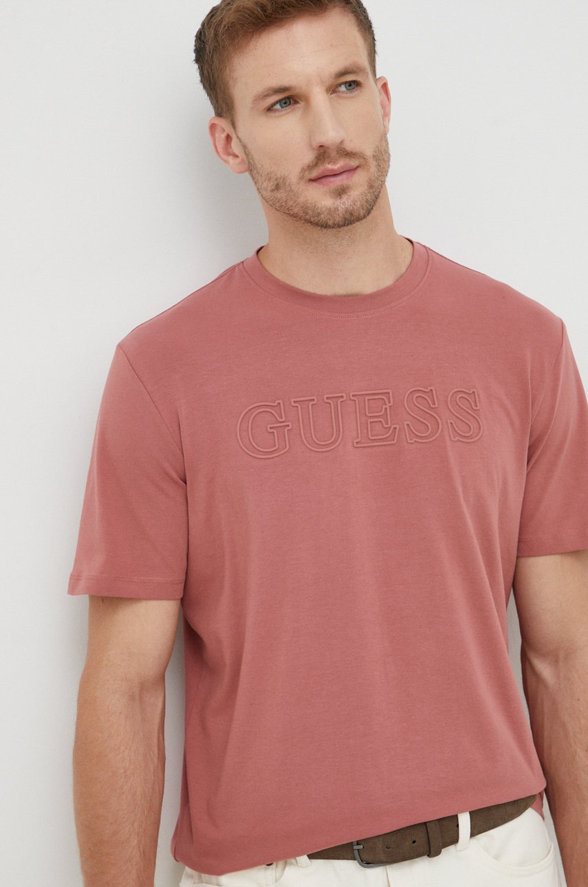 

Футболка Guess мужской цвет розовый с аппликацией