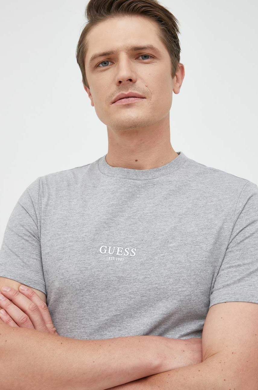 

Бавовняна футболка Guess колір сірий з аплікацією