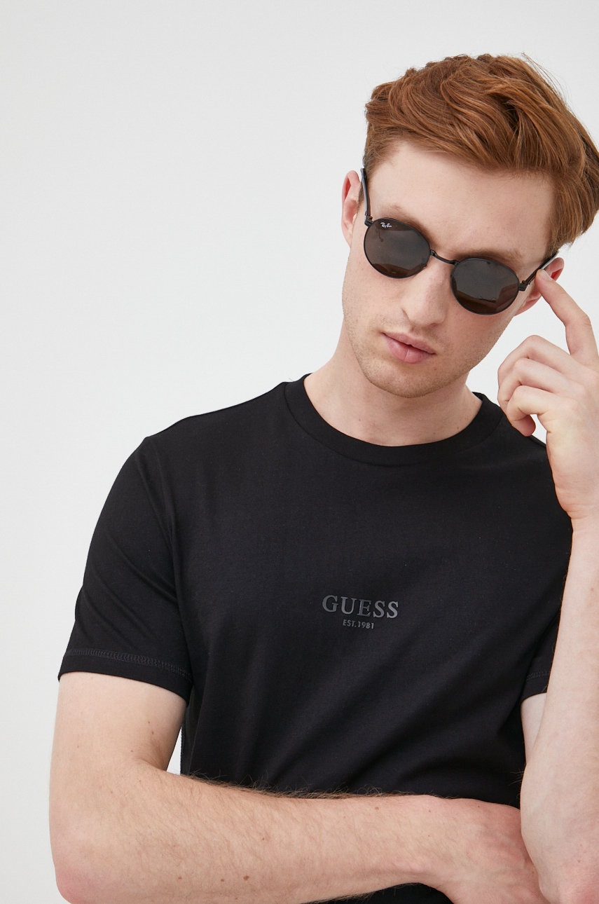 

Памучна тениска Guess в черно с апликация, Черен