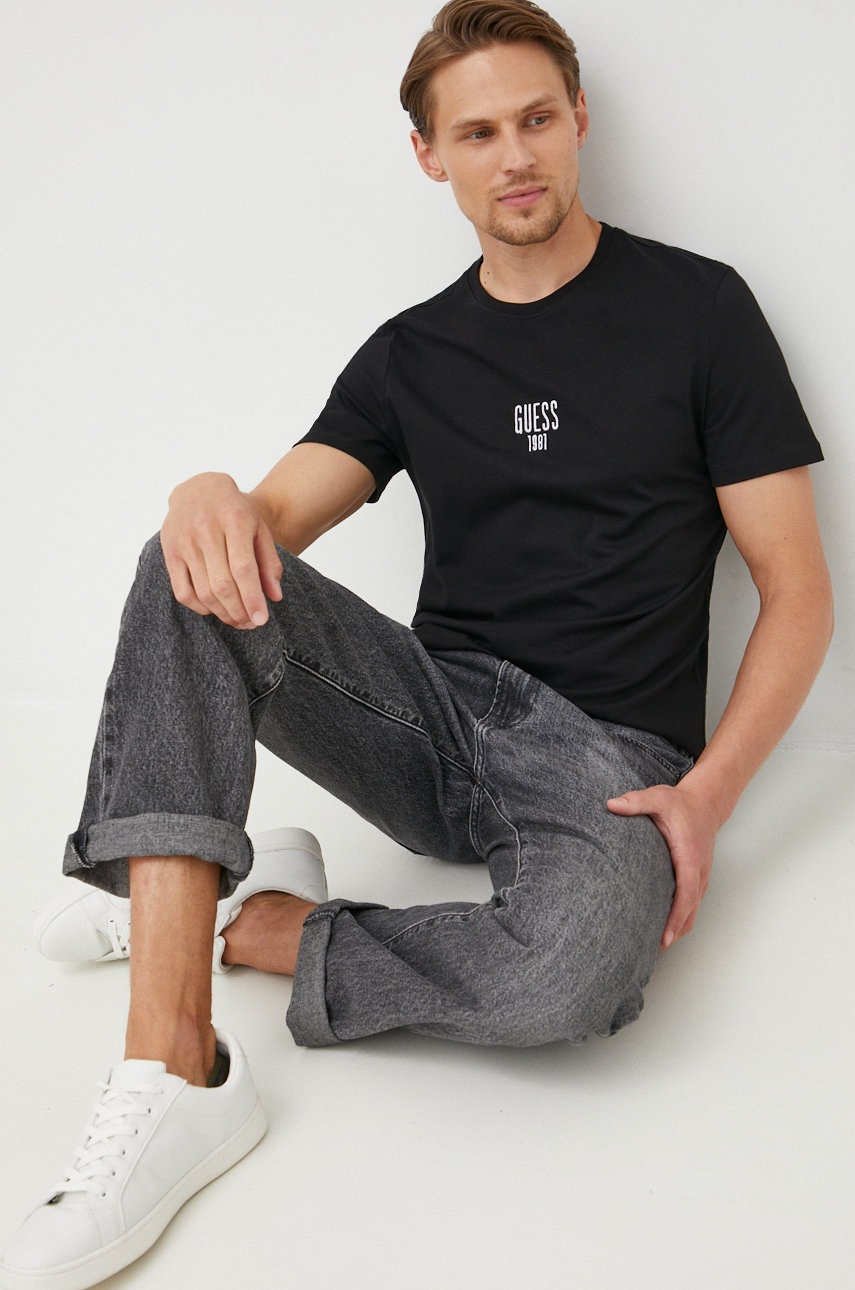 

Памучна тениска Guess в черно с апликация, Черен