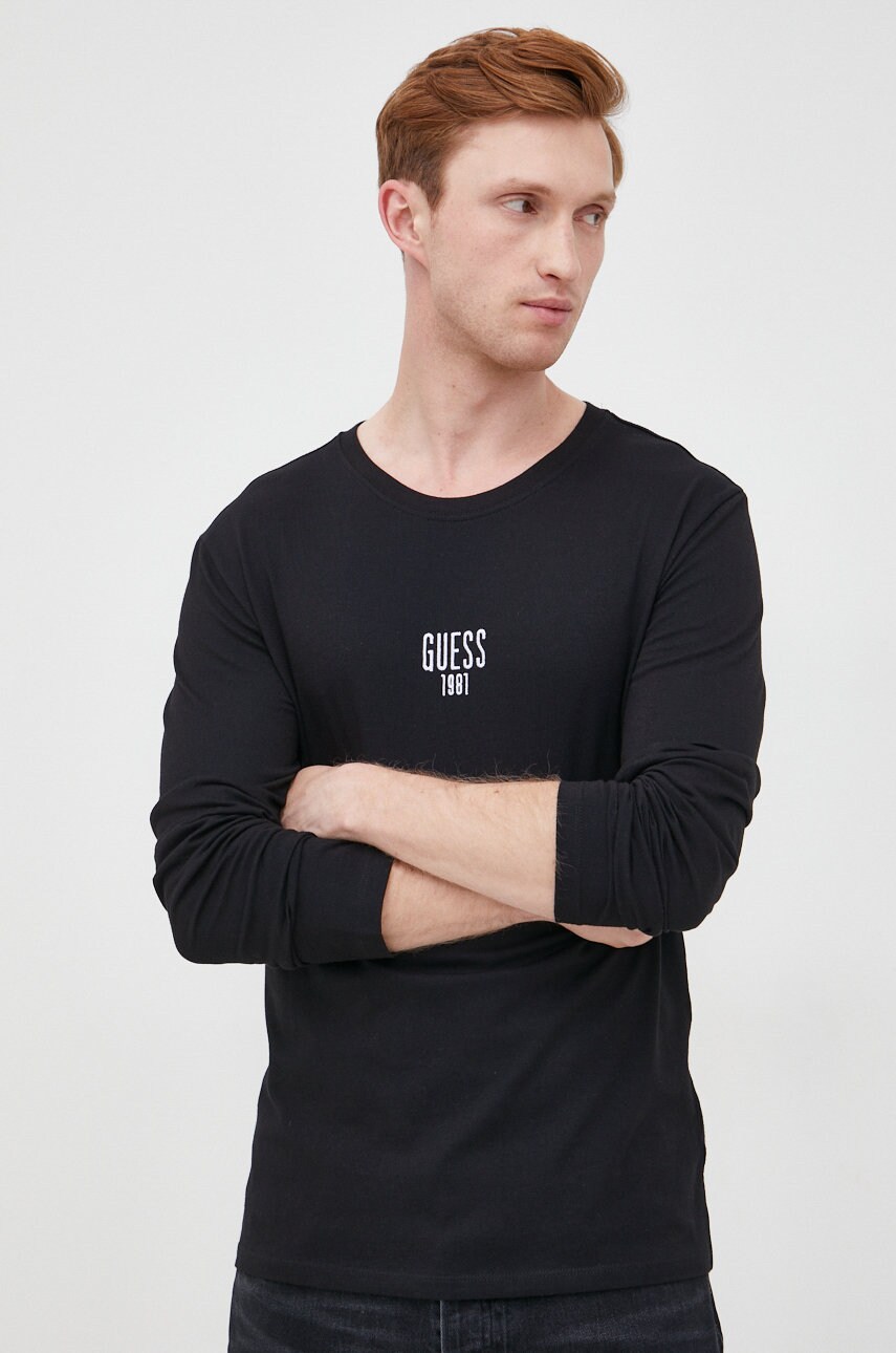 

Хлопковый лонгслив Guess цвет чёрный с аппликацией