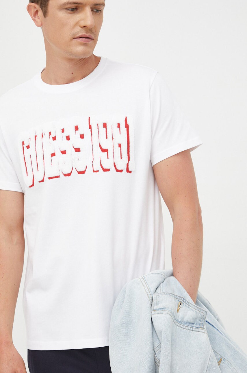 

Хлопковая футболка Guess цвет белый с аппликацией