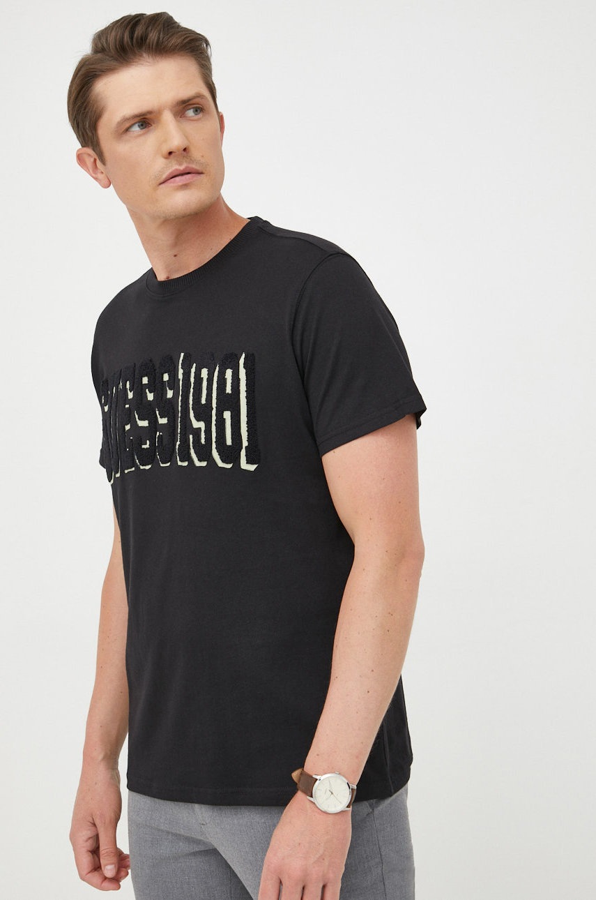 

Памучна тениска Guess в черно с апликация, Черен