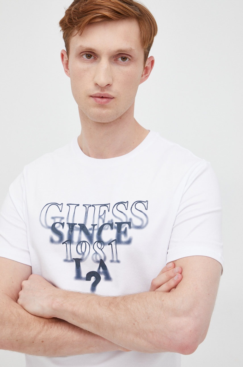 

Тениска Guess в бяло с принт, Бял