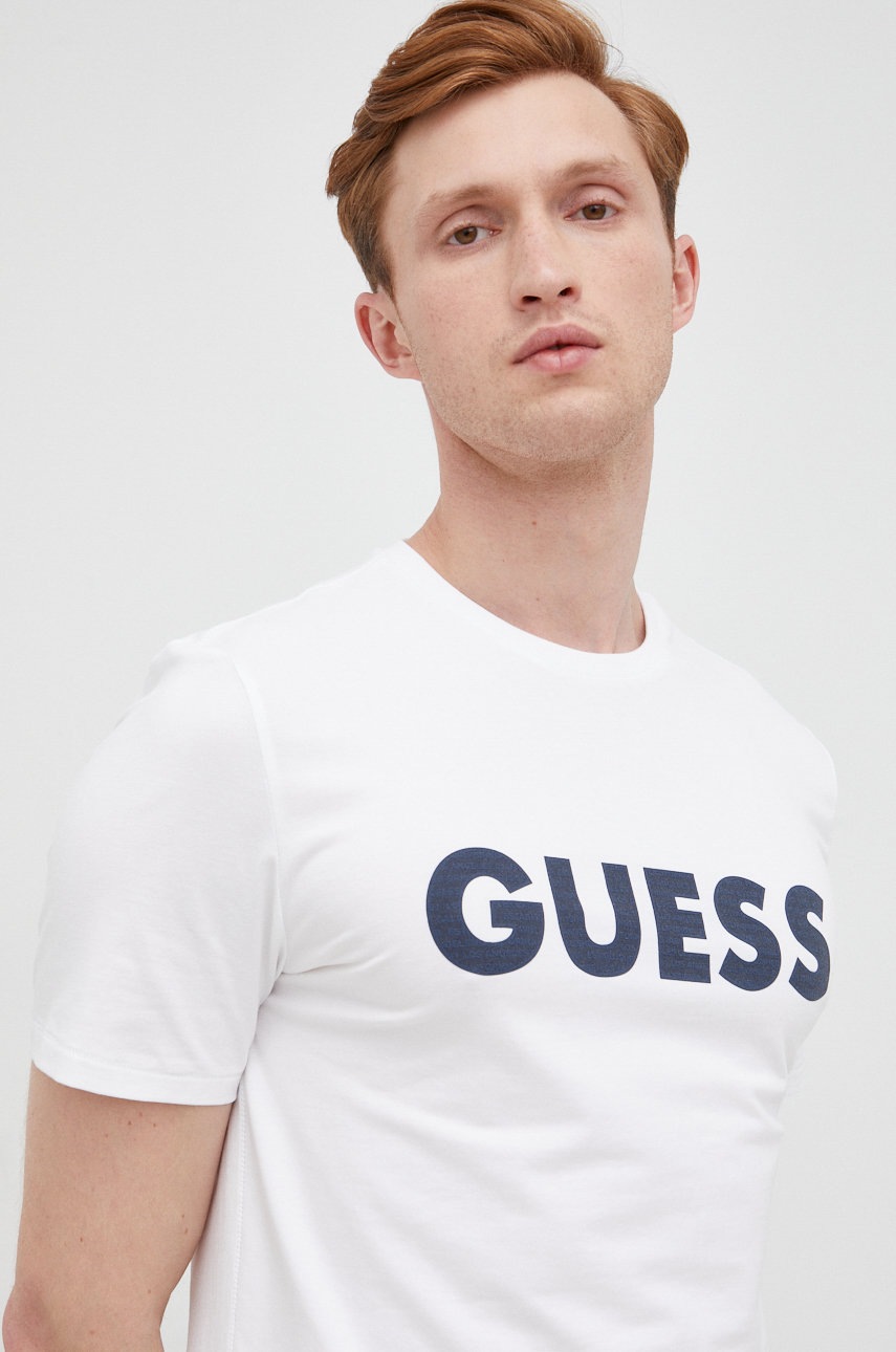 

Тениска Guess в бяло с принт, Бял