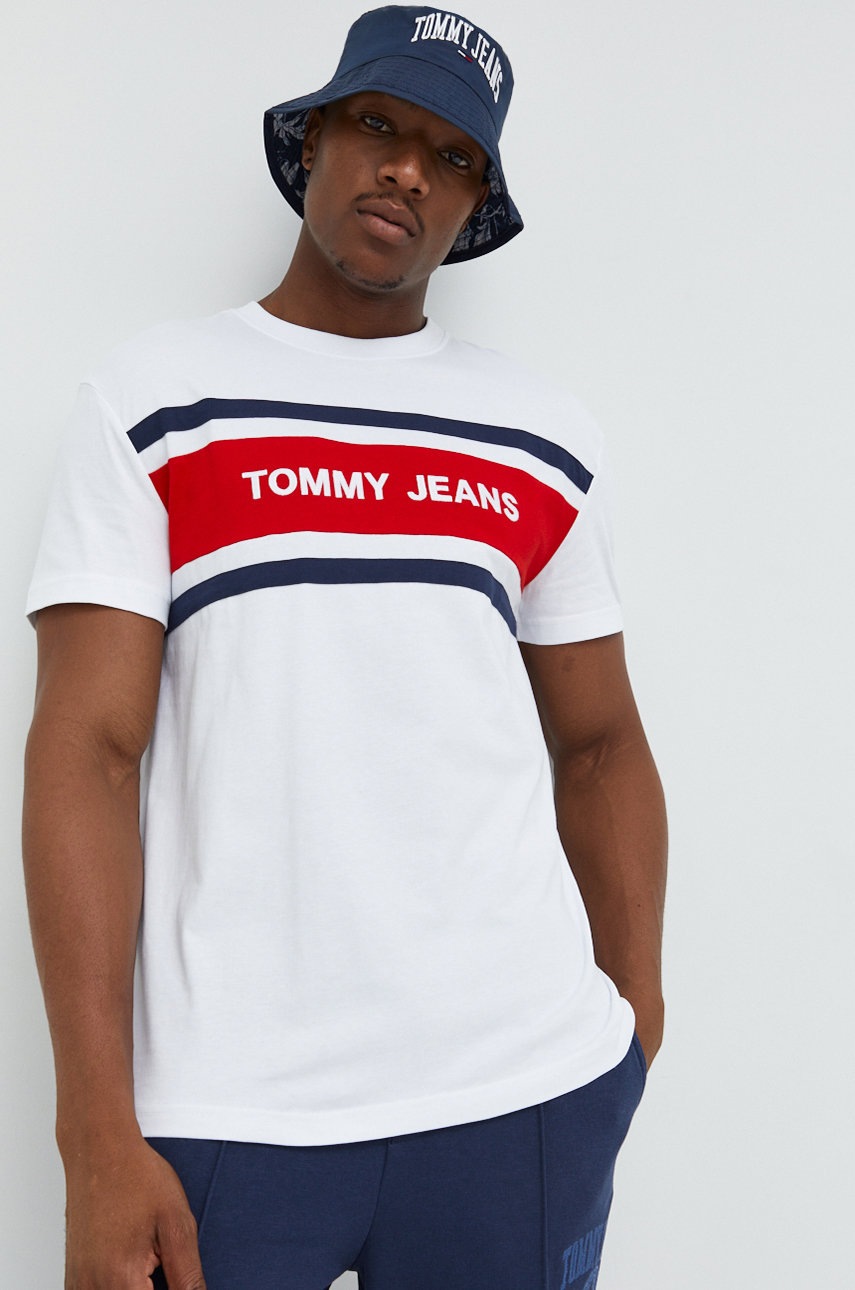 

Памучна тениска Tommy Jeans в бяло с апликация, Бял
