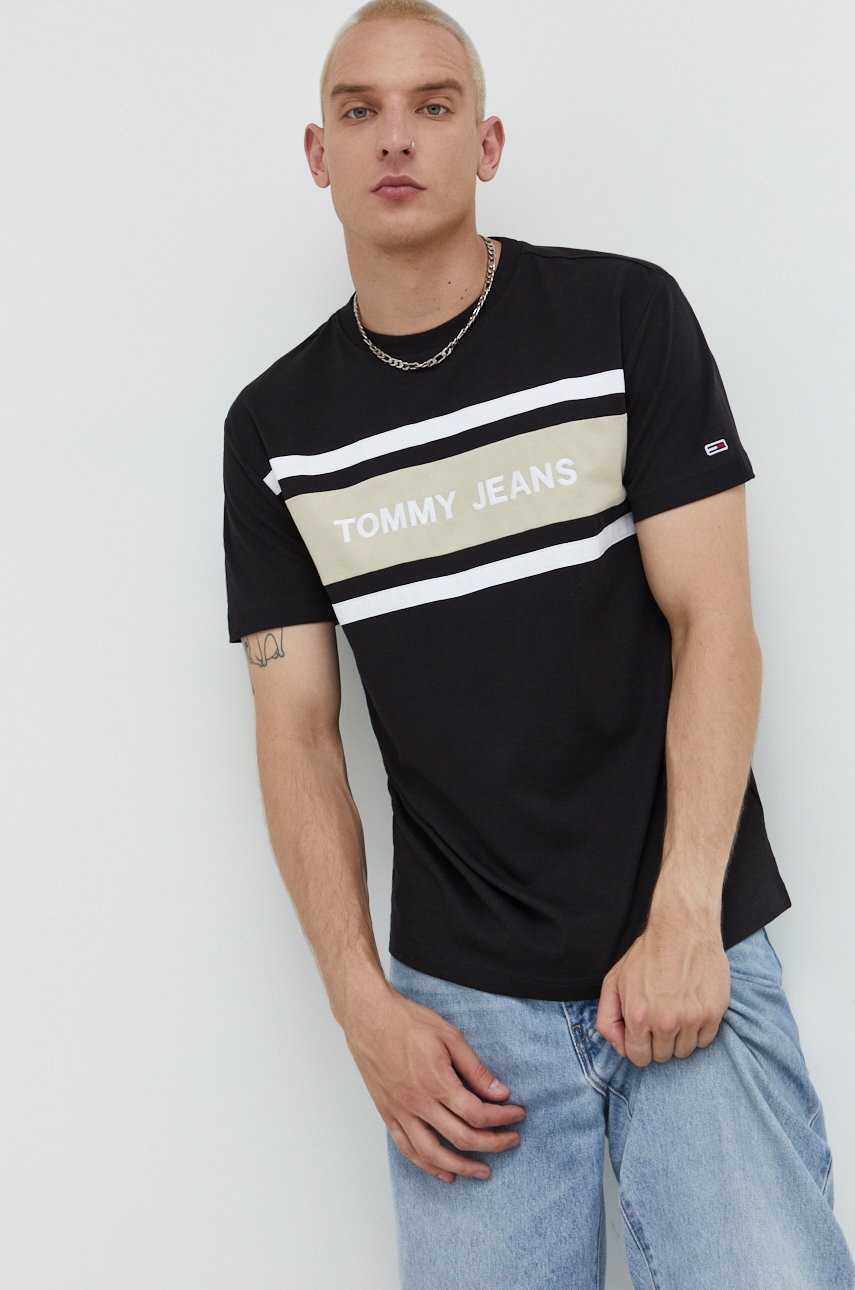 

Памучна тениска Tommy Jeans в черно с апликация, Черен