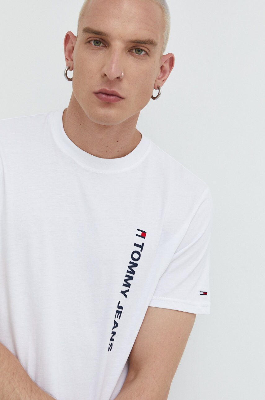 

Памучна тениска Tommy Jeans в бяло с принт, Бял