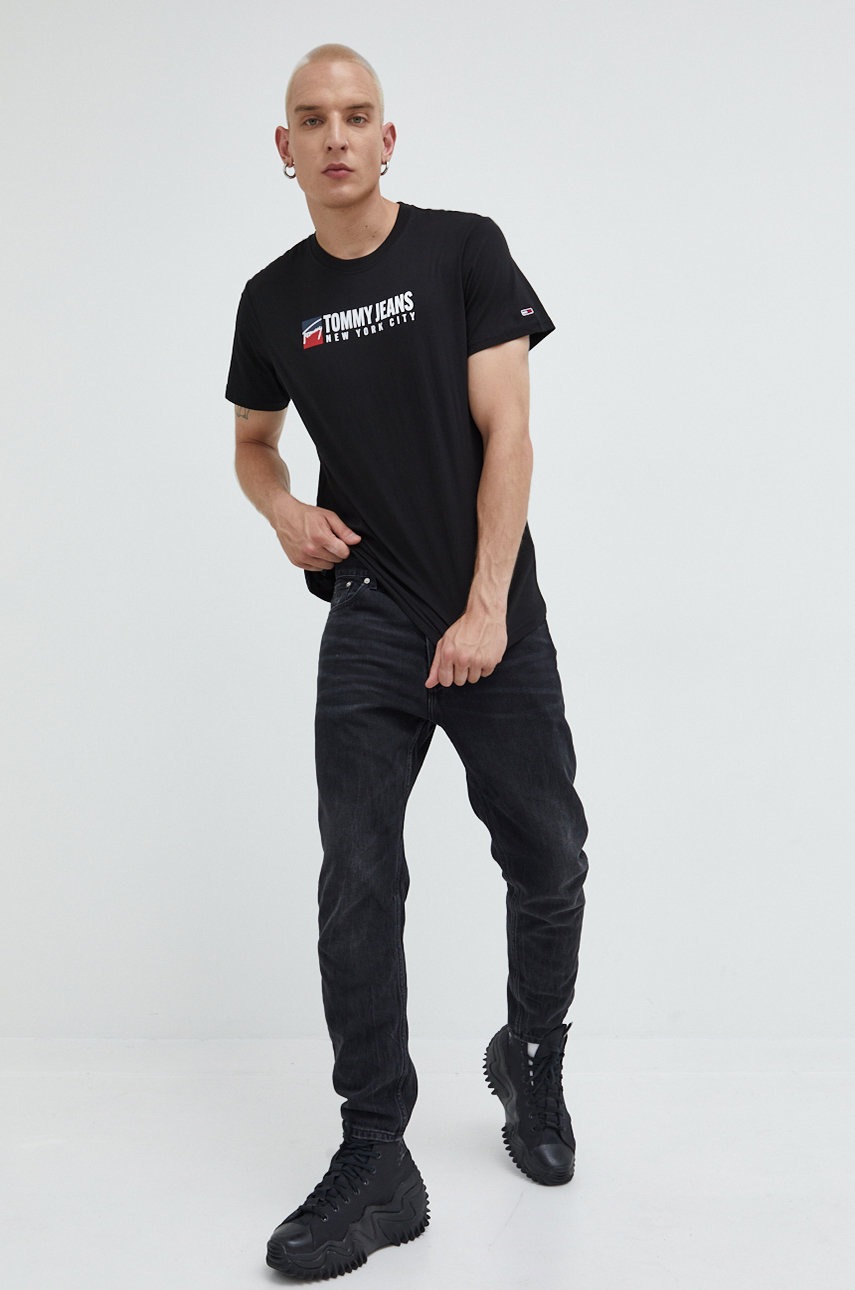 

Хлопковая футболка Tommy Jeans цвет чёрный с принтом