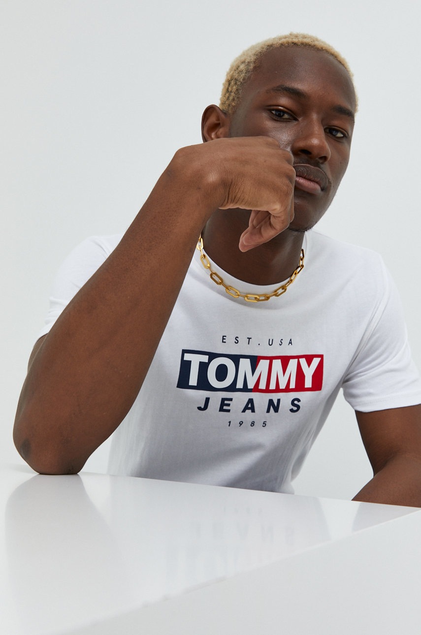 

Памучна тениска Tommy Jeans в бяло с принт, Бял