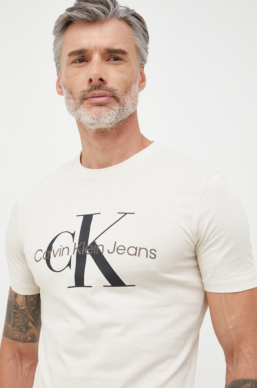 

Памучна тениска Calvin Klein Jeans в бежово с принт, Бежов