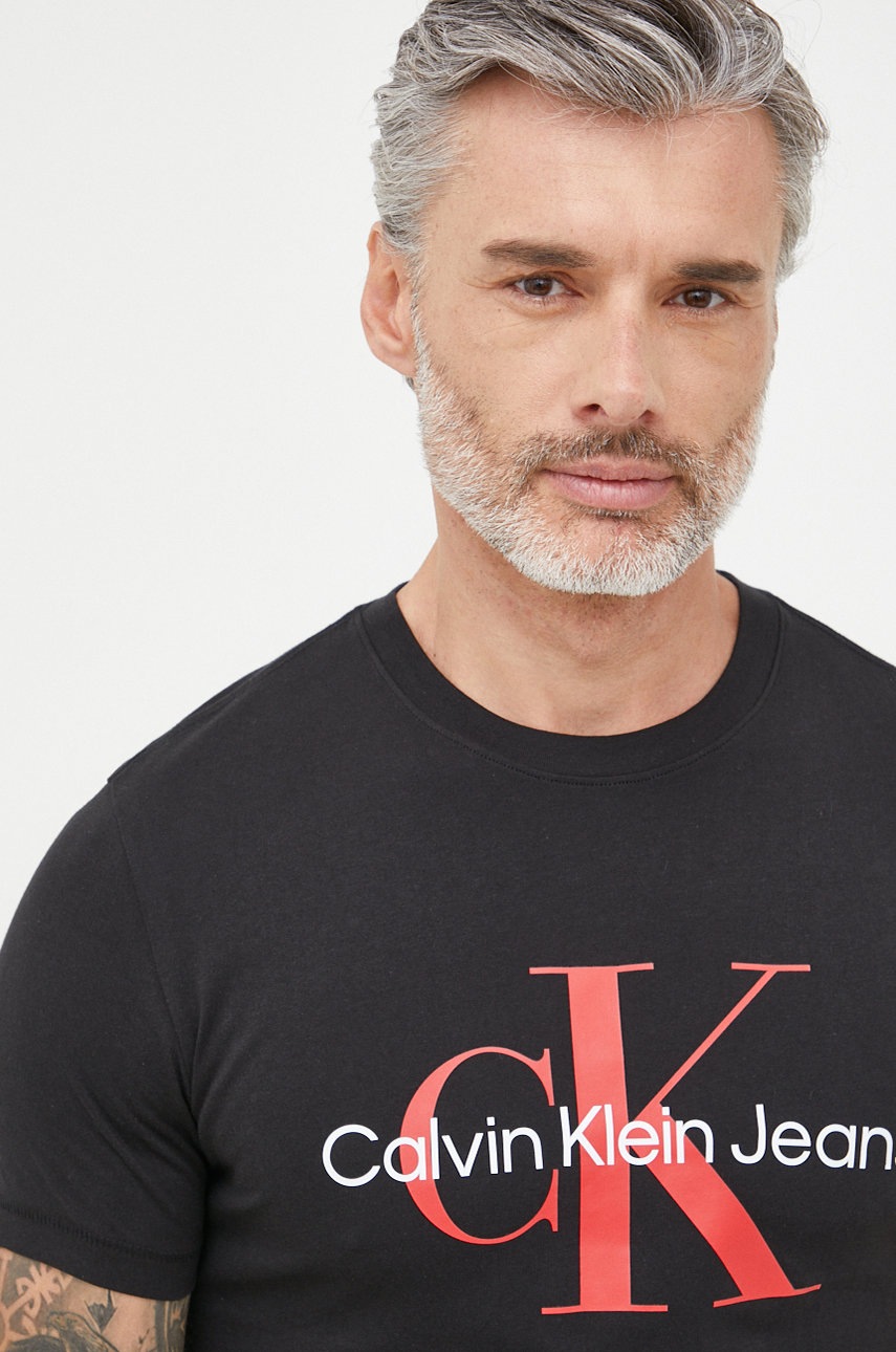 

Памучна тениска Calvin Klein Jeans в черно с принт, Черен