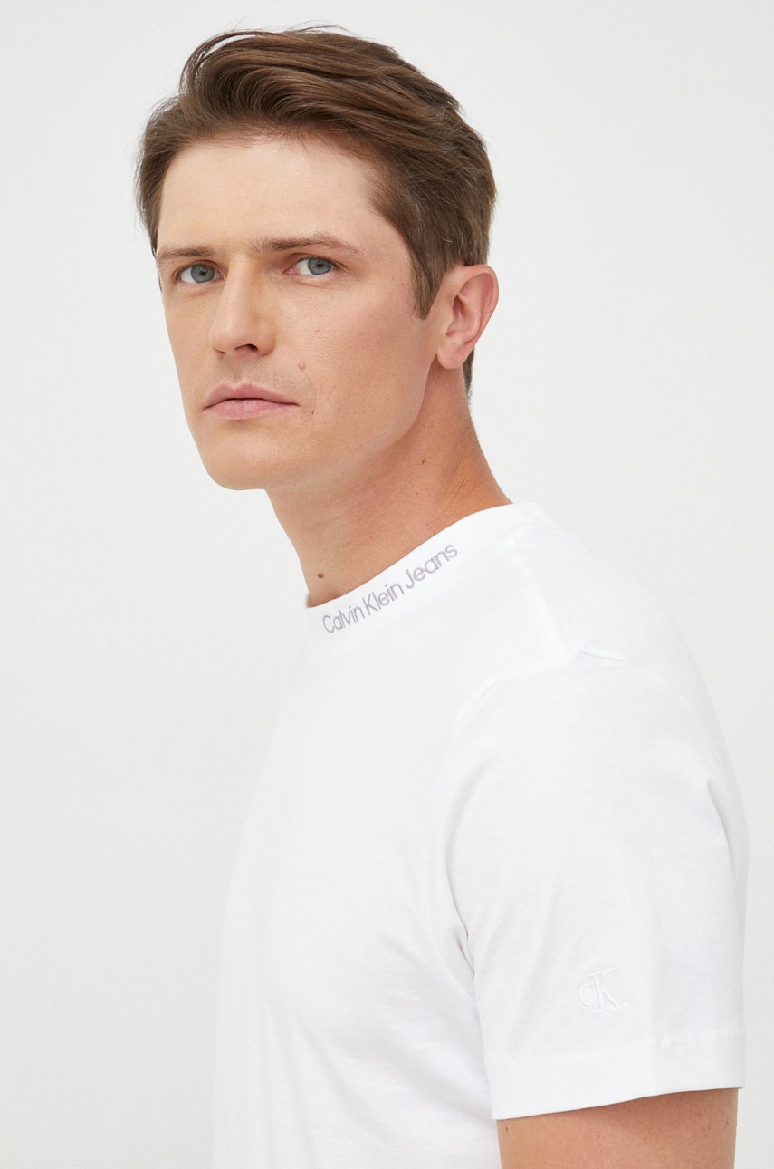 

Памучна тениска Calvin Klein Jeans в бяло с апликация, Бял