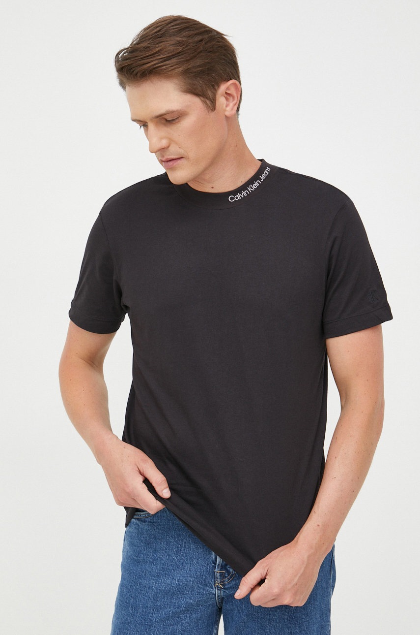 

Памучна тениска Calvin Klein Jeans в черно с апликация, Черен