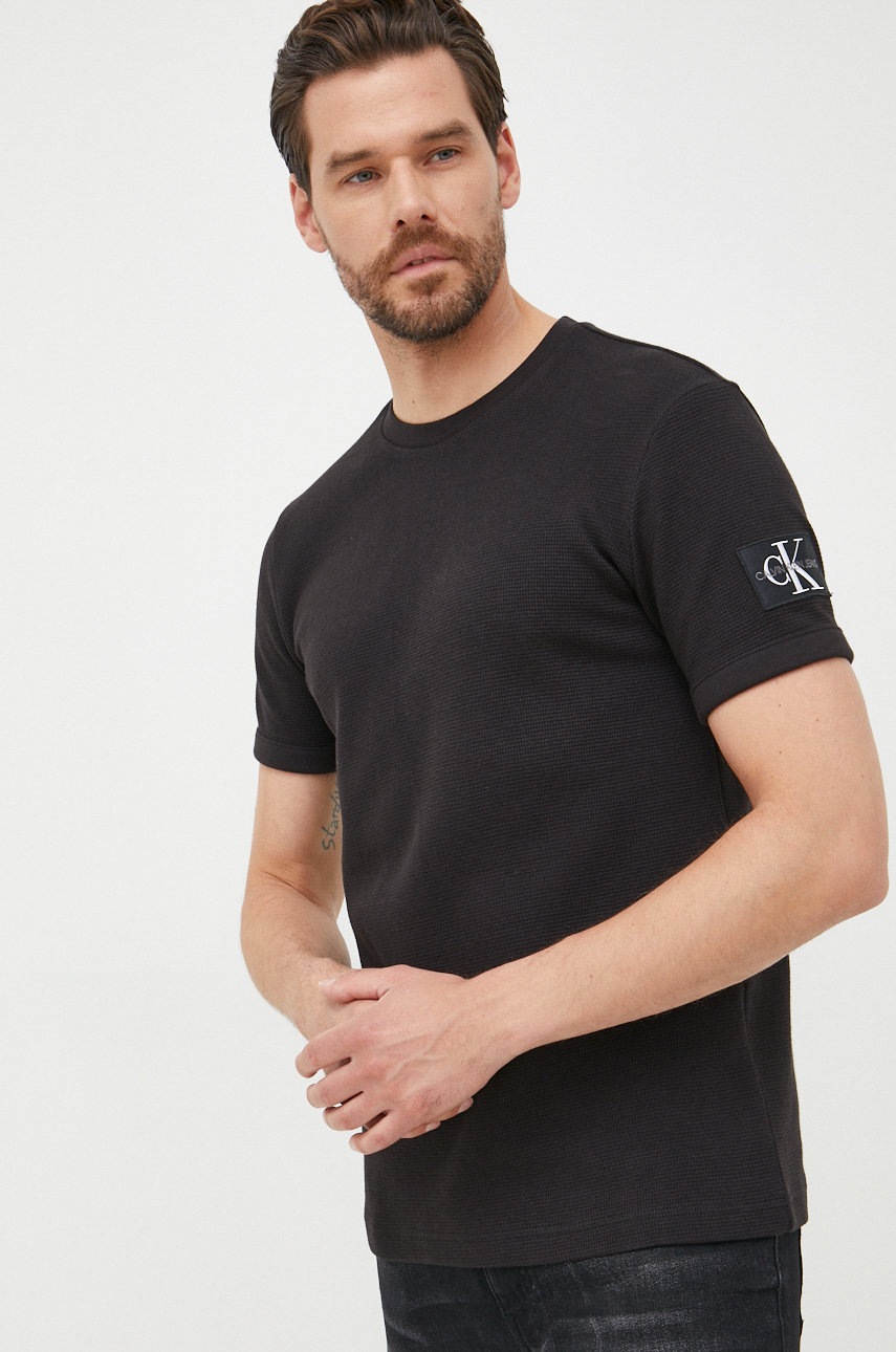 

Памучна тениска Calvin Klein Jeans в черно с апликация, Черен